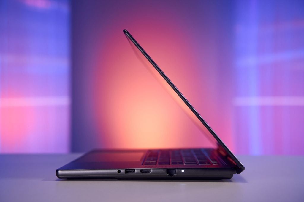 MSI Stealth 16 AI+ B3WF 007VN đầy đủ cổng kết nối