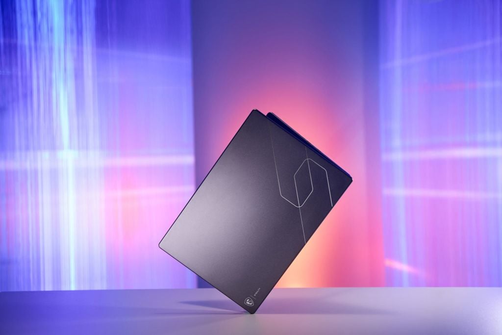 Laptop Gaming MSI Stealth 16 AI+ B3WF 007VN thiết kế mỏng nhẹ với chữ S đặc trưng